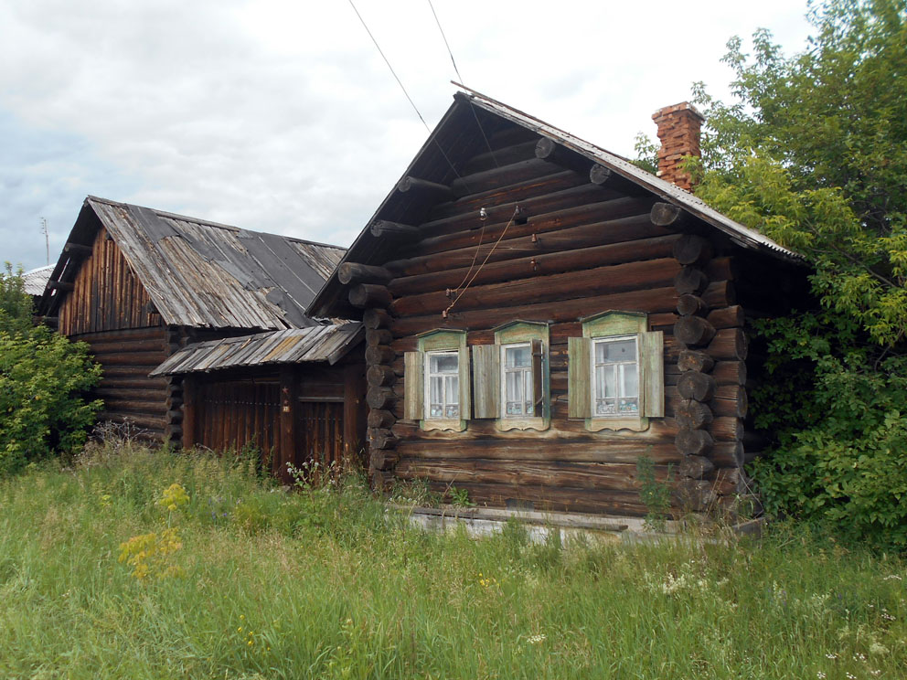 Старинная изба с самцовой кровлей из деревни Соколовой