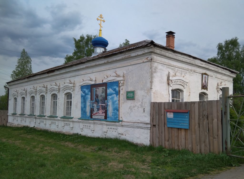 Ныне Николаевский храм в Глинском находится в здании старинной земской школы