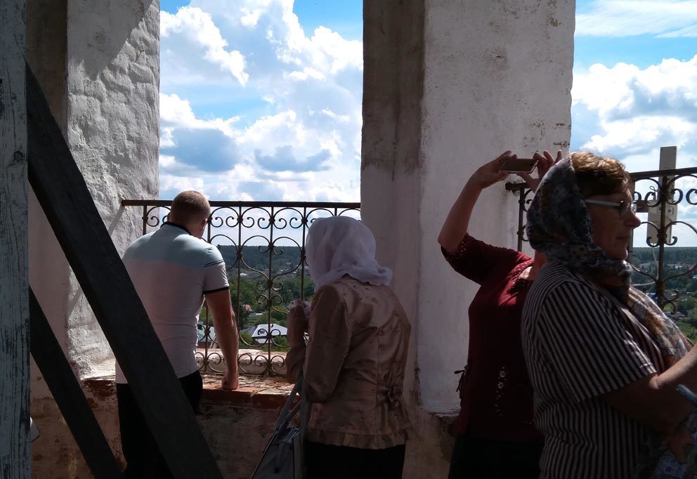 Экскурсии в Верхотурье, Актай и Меркушино. Наши туристы обозревают Верхотурье с высоты колокольни Троицкого собора