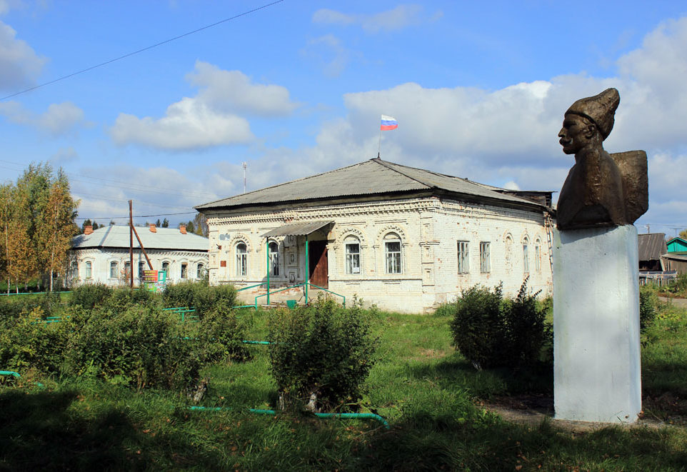 Памятник Чапаеву и старинные каменные строения Клевакинского