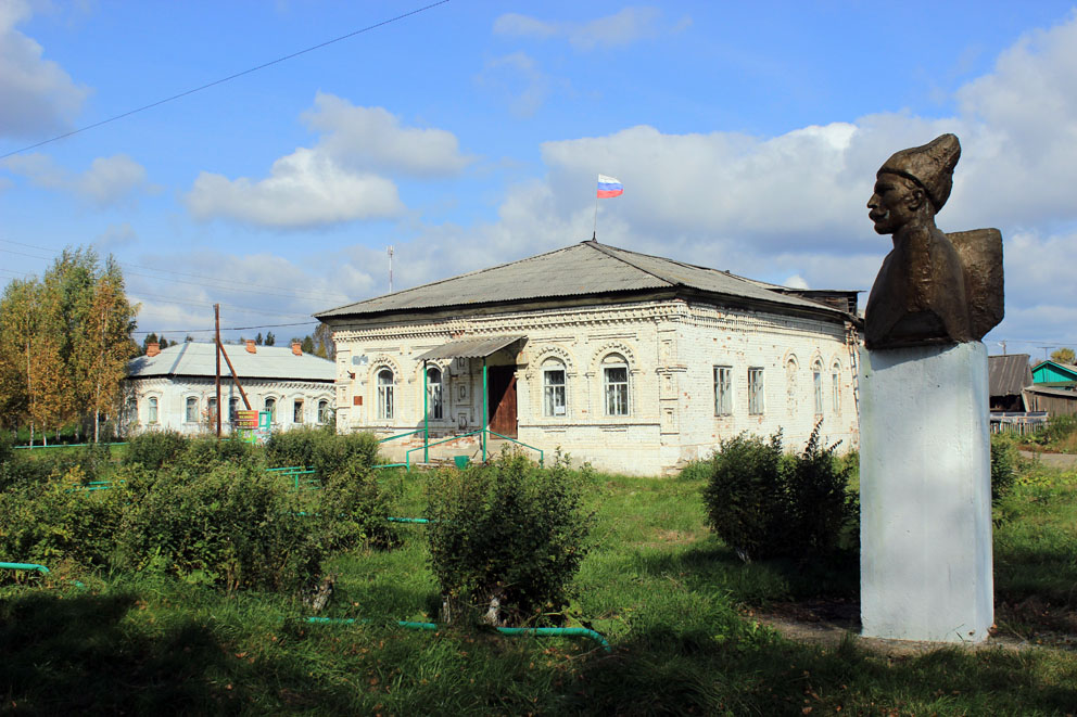 Памятник Чапаеву и старинные каменные строения села Клевакинского