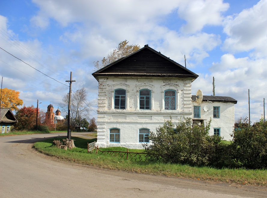 На въезде в село Леневское