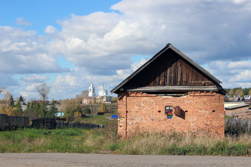 Село Липовское. Старая мельница с Христорождественским храмом на заднем плане