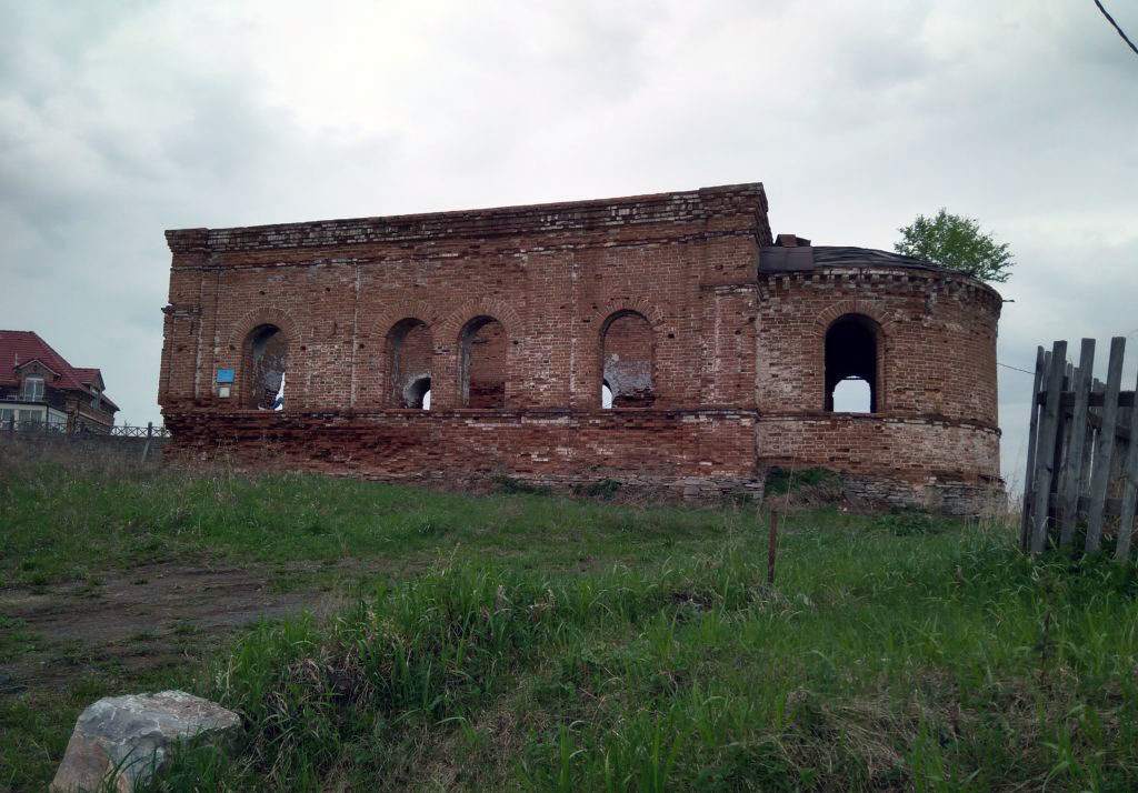 Руины Покровского храма в селе Першино