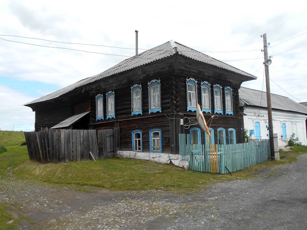 Деревня Соколово: старинные строения из дерева и кирпича