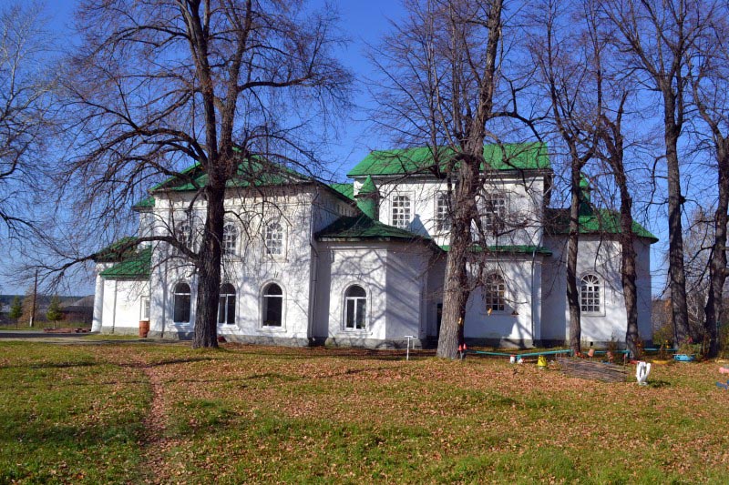 Мурзинка. Самоцветная полоса Урала: бывшая Сретенская церковь, ныне минералогический музей