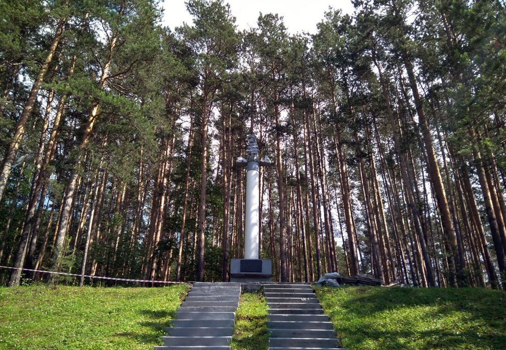Памятник на месте первой в России золоторудной шахты на Режевском тракте