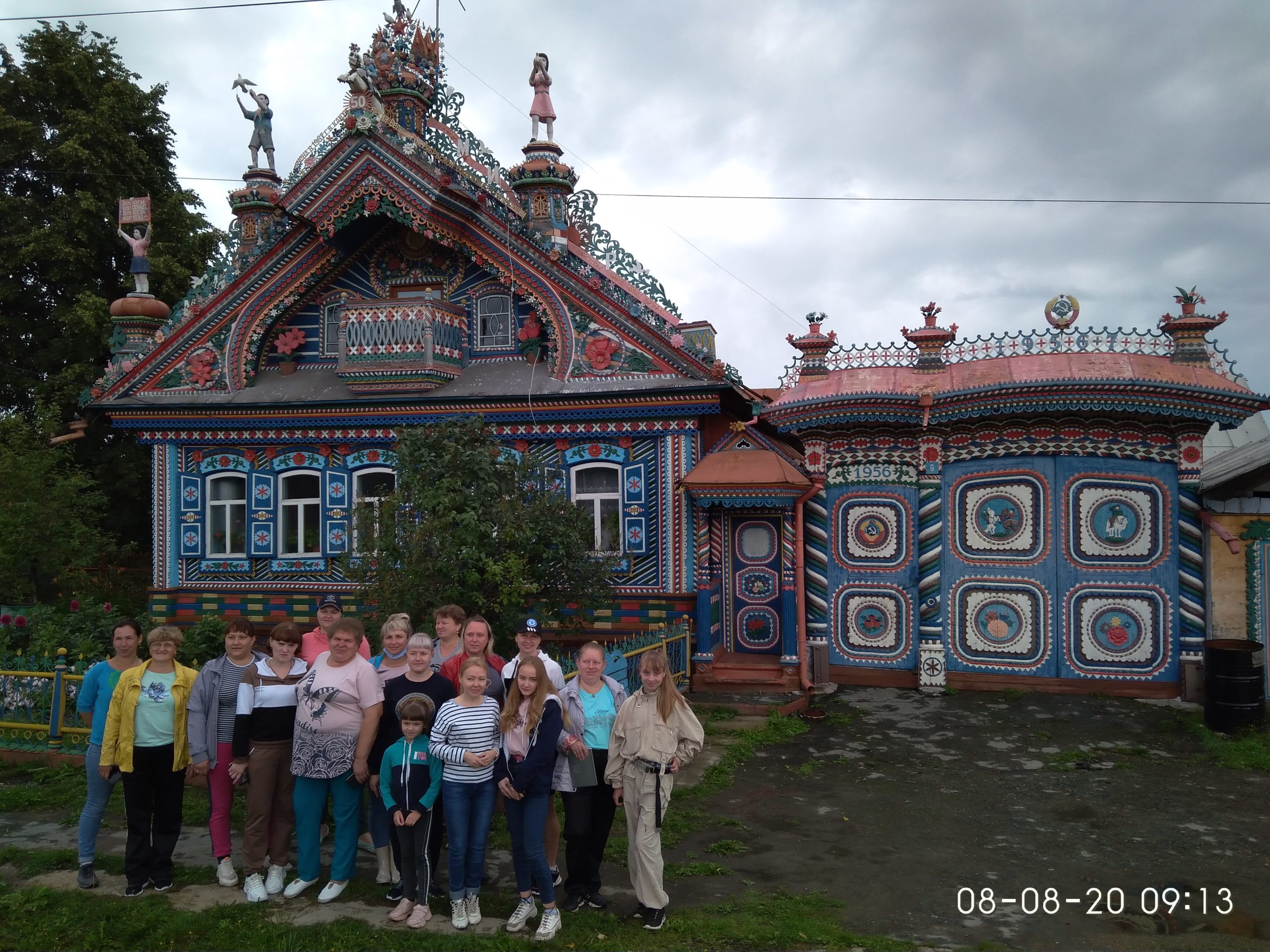 Группа туристов из Режа у дома кузнеца Кириллова в Кунаре