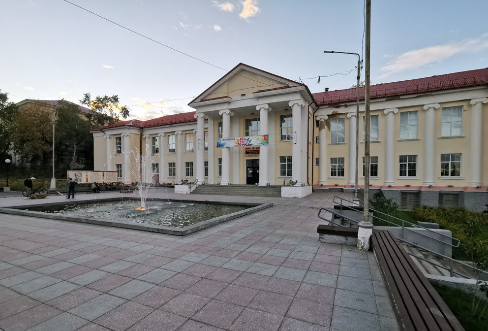 Площадь с фонтаном перед ЦКиИ