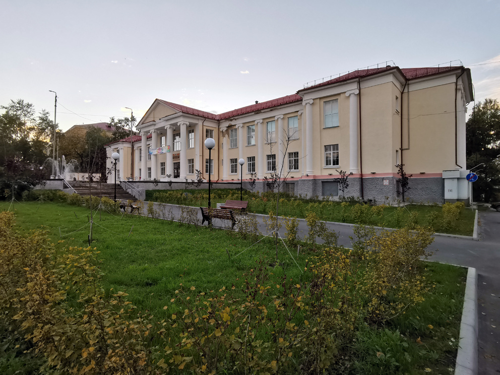Центр культуры и искусств (ЦКиИ) ранней осенью
