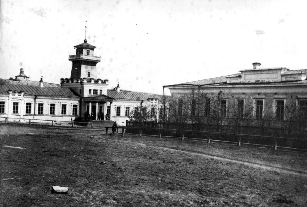 Слева заводоуправление Режевского завода со 2 половины XIX века