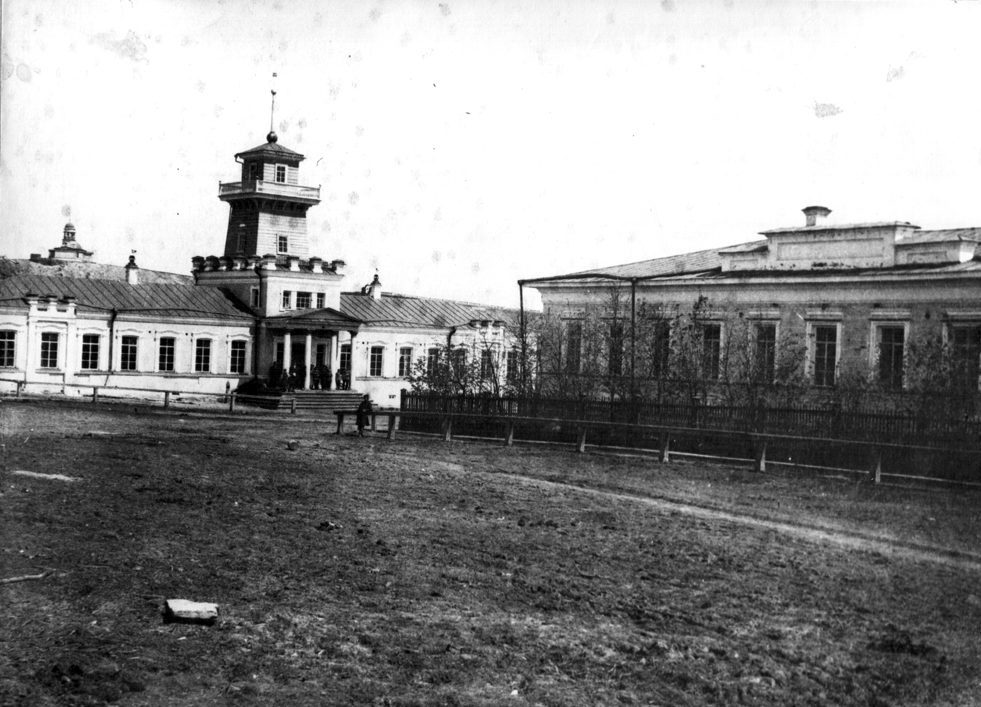 Реж: полиция и милиция. Слева заводоуправление Режевского завода со 2 половины XIX века
