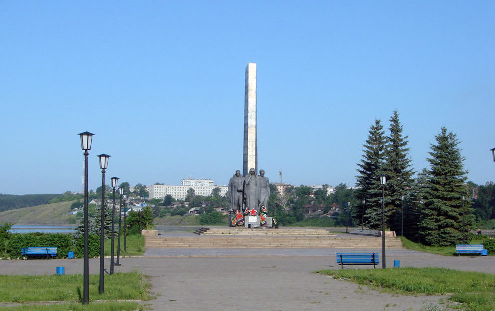 Монумент боевой и трудовой славы режевлян