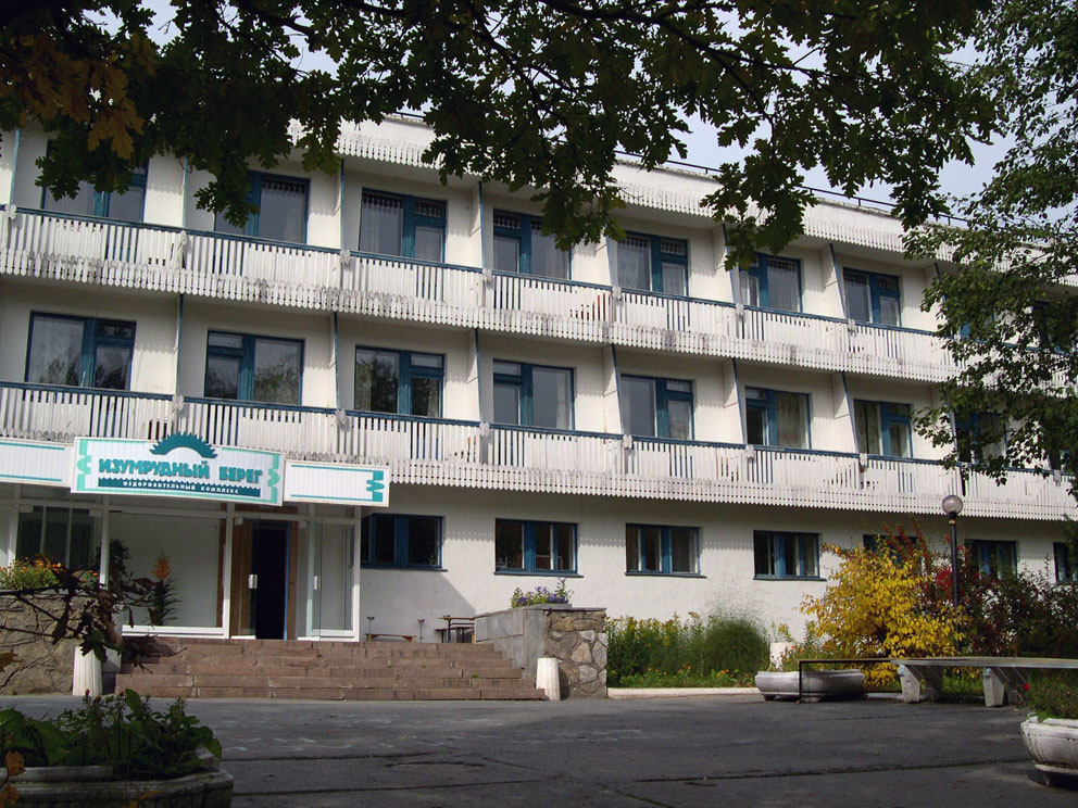 Главный корпус комплекса "Изумрудный берег" в Реже (ныне "Баден-Баден Изумрудный берег"). Фото 2004 года