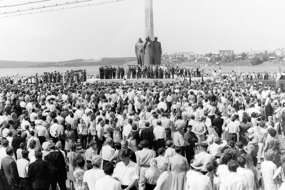 На открытии Монумента боевой и трудовой славы в Реже. Июль 1973 года