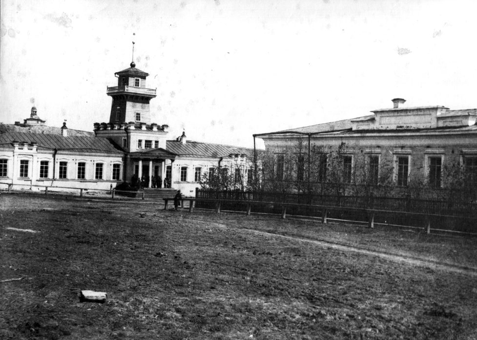 Слева заводоуправление Режевского завода со 2 половины XIX века