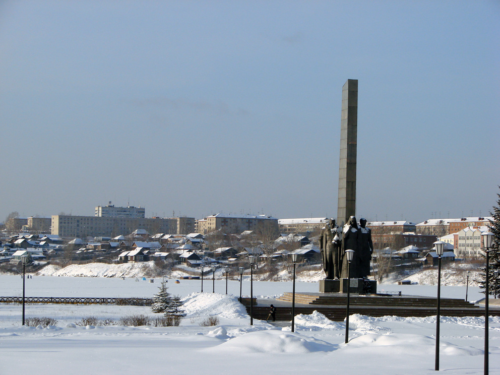 Монумент боевой и трудовой славы зимой