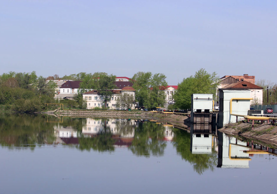 Вид на плотину Режевского пруда и Господский дом. Фото Дениса Рычкова