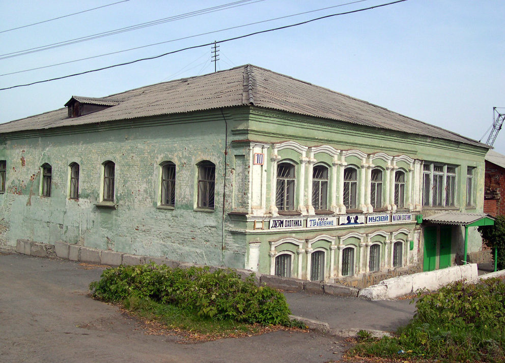 Бывший дом купца Замятина, с 1925 года долгое время в нем действовала столовая № 1. Фото 2000 года