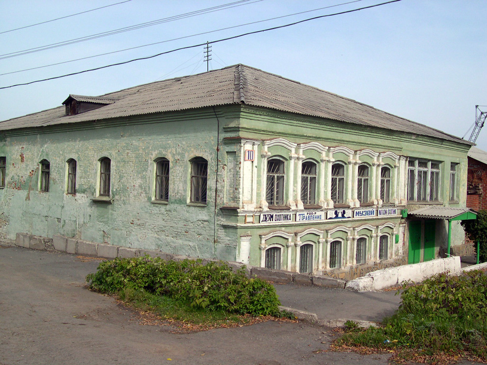 Бывший дом купца Замятина, с 1925 года долгое время в нем действовала столовая № 1. Фото 2000 года