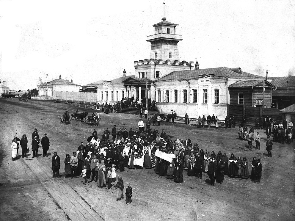 Похороны младенца перед зданием заводоуправления Режевского завода