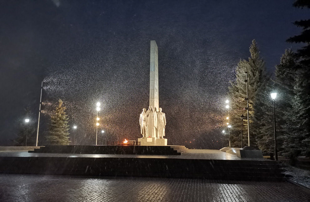 Монумент боевой и трудовой славы режевлян с ночной подсветкой в настоящее время