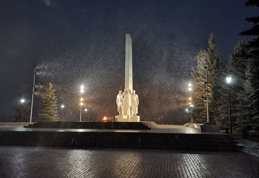 Монумент боевой и трудовой славы режевлян с ночной подсветкой в настоящее время