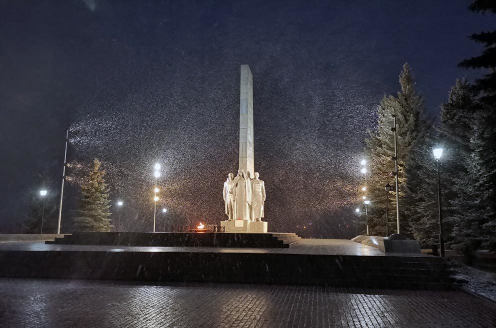 Монумент боевой и трудовой славы: в Реже первый снег. Фото Алексея Рычкова