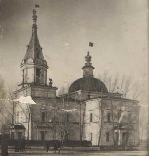 Первые годы советской власти. Красные флаги над Богоявленским храмом в Реже