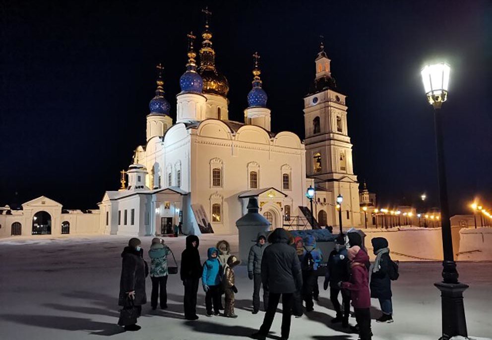 Экскурсия по Тобольскому кремлю вместе с турфирмой "Малыш и Карлсон". Софийско-Успенский храм построен в конце XVII века на основе раствора из режевского известняка