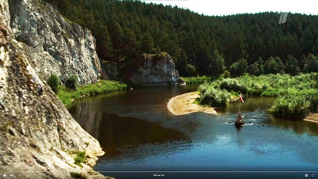 На фото кадр из фильма "Угрюм-река" 2020 года: слева Шайтан камень напротив села Арамашево