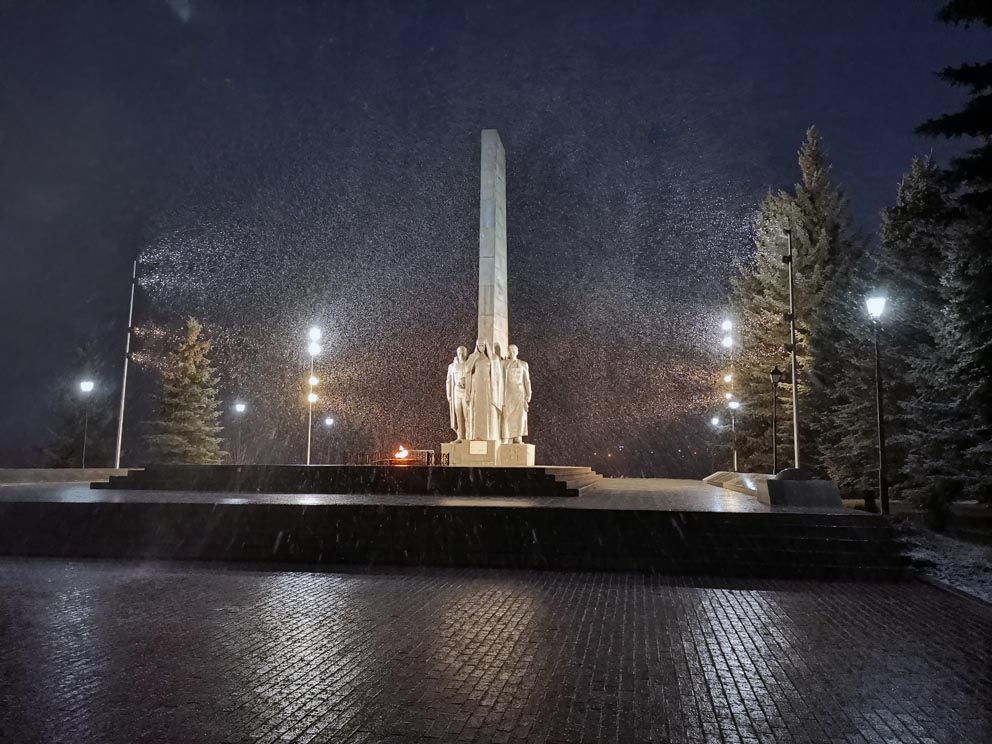 Монумент боевой и трудовой славы: в Реже первый снег. Фото Алексея Рычкова