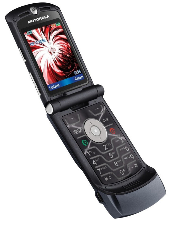 Один из первых телефонов-раскладушек Motorola RAZR V3 - хит 2004 - 2005 годов