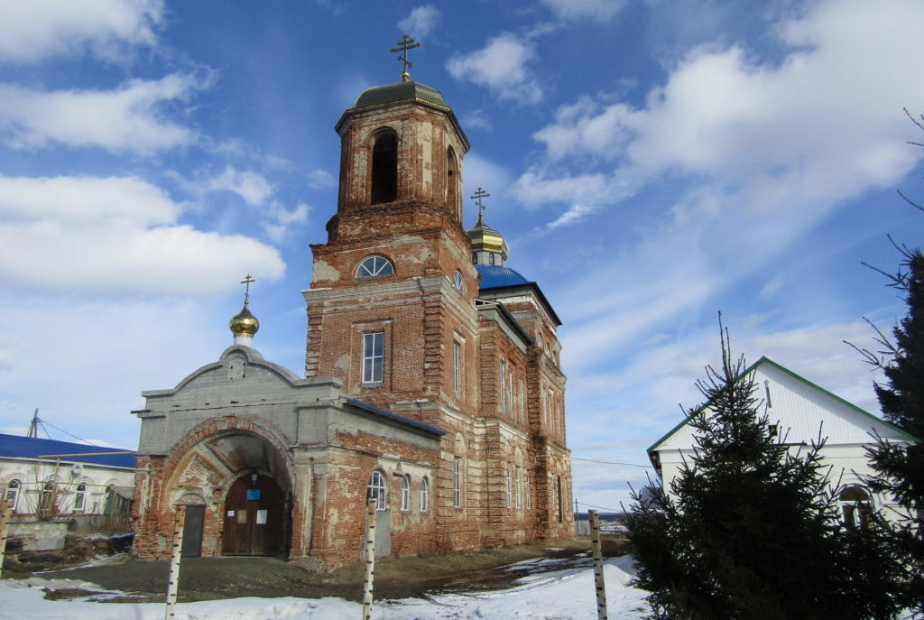 У храма Покрова Пресвятой Богородицы в Покровском