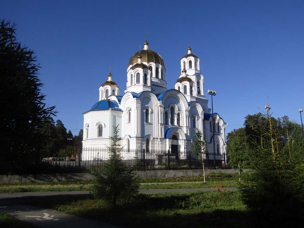 На фото Покровский храм в Заречном, городе с самыми высокими на 2010 год зарплатами в Свердловской области