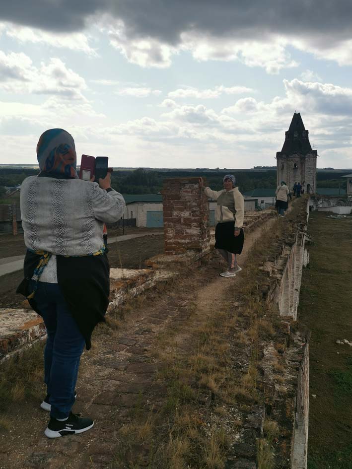 Туристы на стенах Далматовского монастыря. Вдали Юго-восточная башня крепости