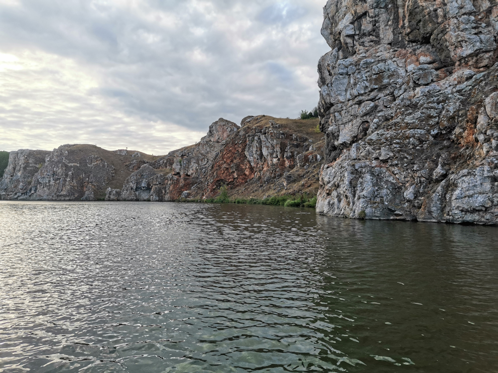 Экскурсия Каменск-Уральский - порог Ревун: скалы на Исети в районе Исетского каньона
