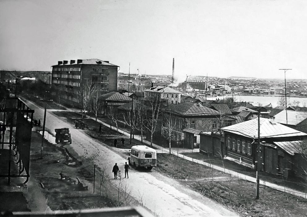 Старые фото Режа. Фото 1970-х. Вид с балкона одной из первых на улице Ленина 5этажек (Ленина, 26)