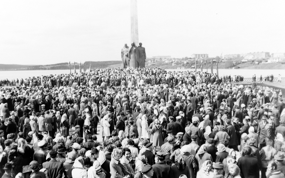 Реж и его история. 9 мая 1975 года режевляне перед Монументом в ожидании зажжения Вечного огня