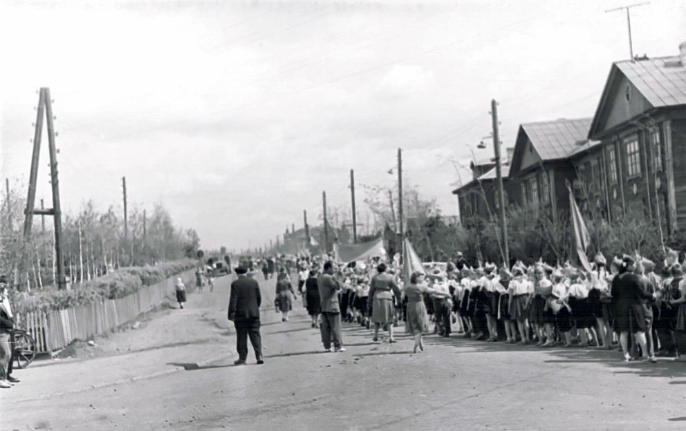Старые фото Режа. Учащиеся школы № 1 на улице Советской у проходной РНЗ