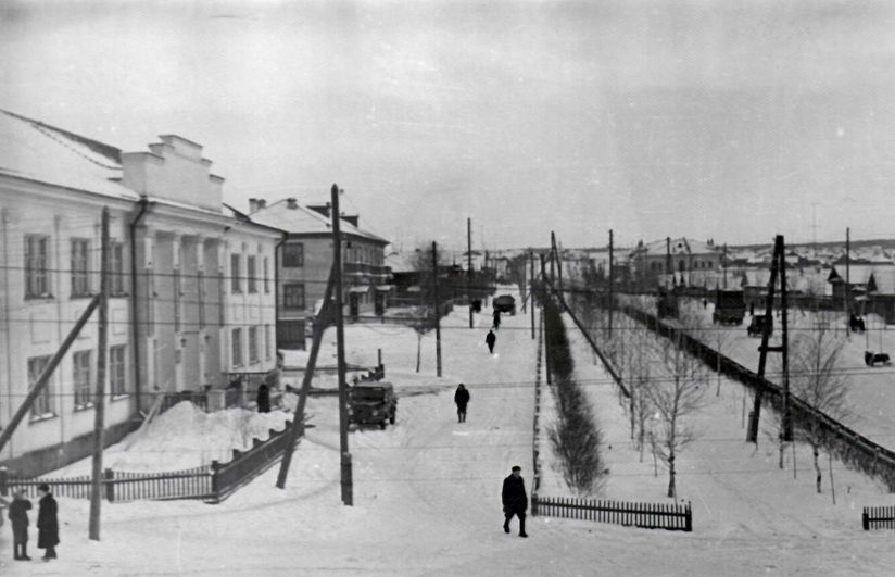 Реж. Улица Советская на рубеже 1950-1960-х годов. Слева заводоуправление РНЗ. Справа вдали школа № 1