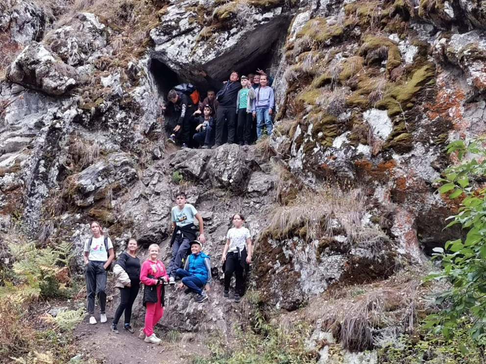 Во время похода в Смолинскую пещеру: в "пещерном" овраге можно рассмотреть несколько гротов и даже "целующиеся" скалы