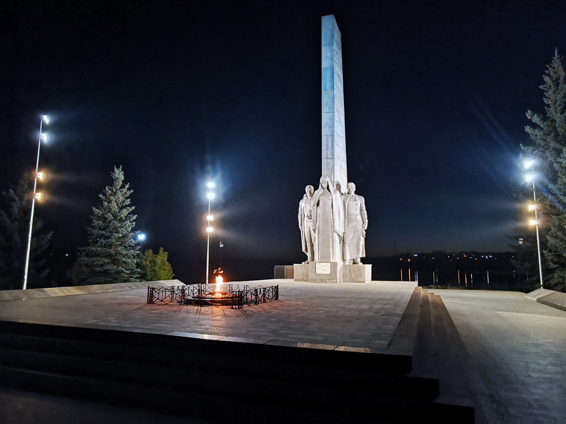 История Режа. Монумент боевой и трудовой славы режевлян в наше время ночью