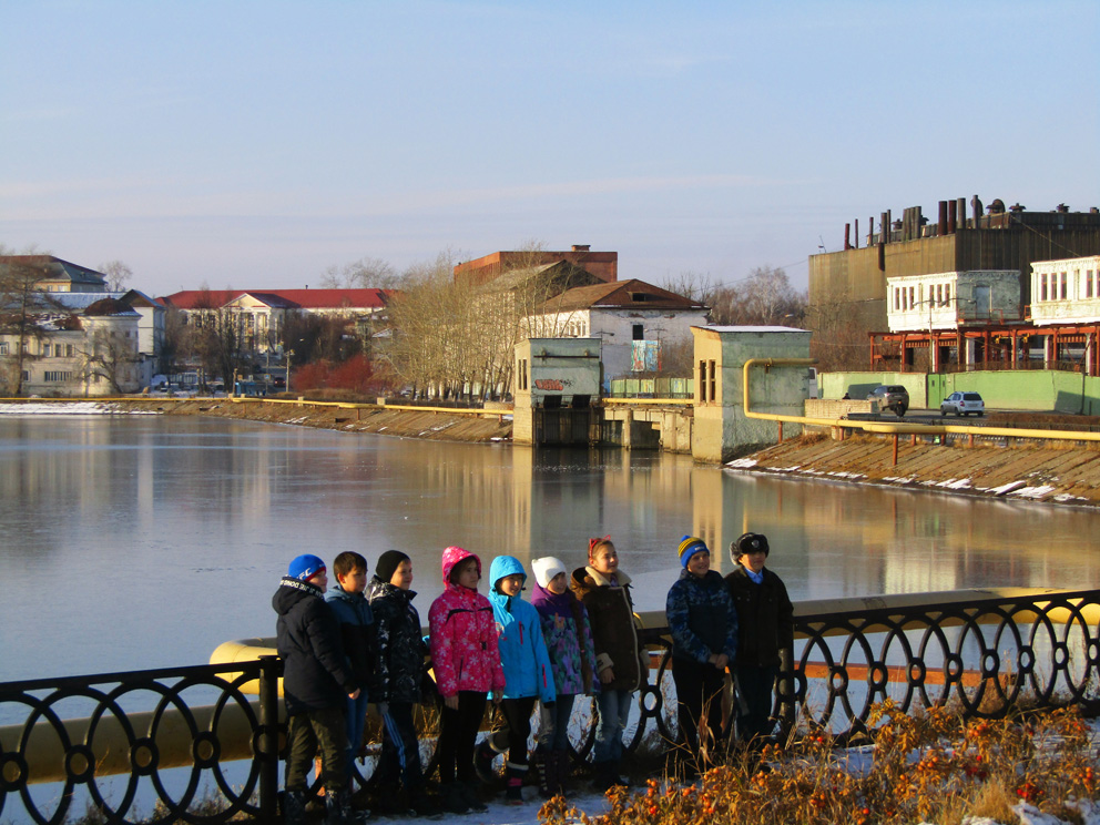 Реж. Первый лед на Режевском пруду. Школьники на экскурсии по городу