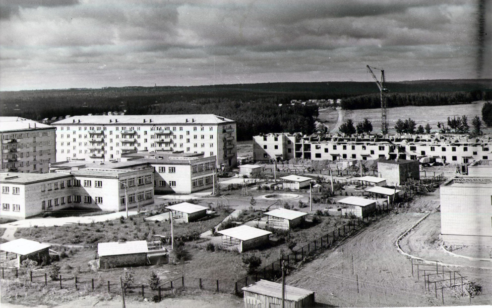 Реж. Микрорайон Семь ветров в конце 1970-х годов. На первом плане детский сад "Колокольчик". На заднем плане идет строительство дома по адресу Спортивная, 6