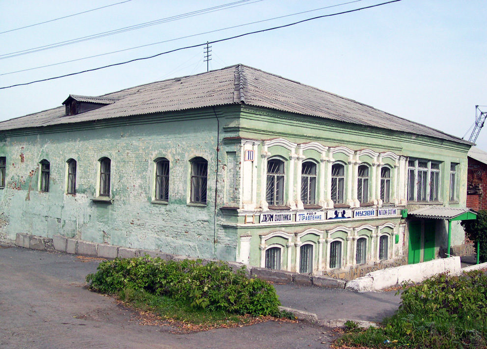 Реж. Дом купцов Замятиных на улице Красноармейской. Фото 2002 года