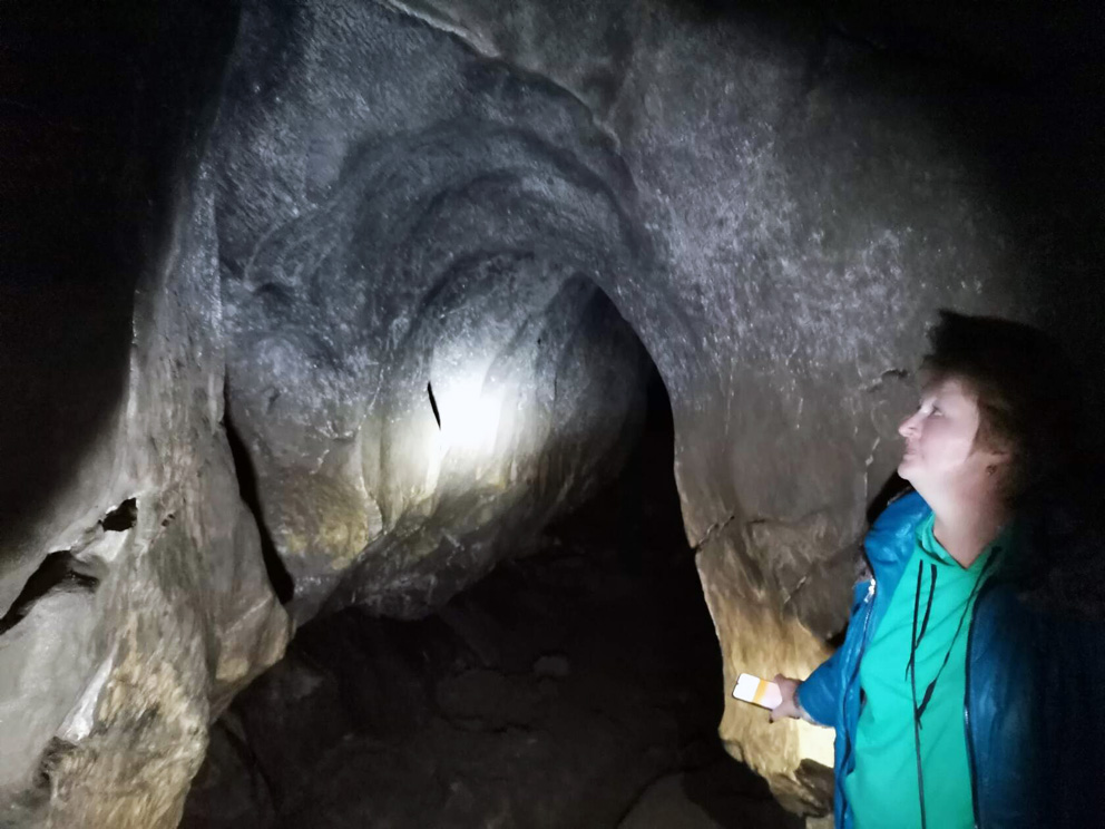 Во время экскурсии по Смолинской пещере