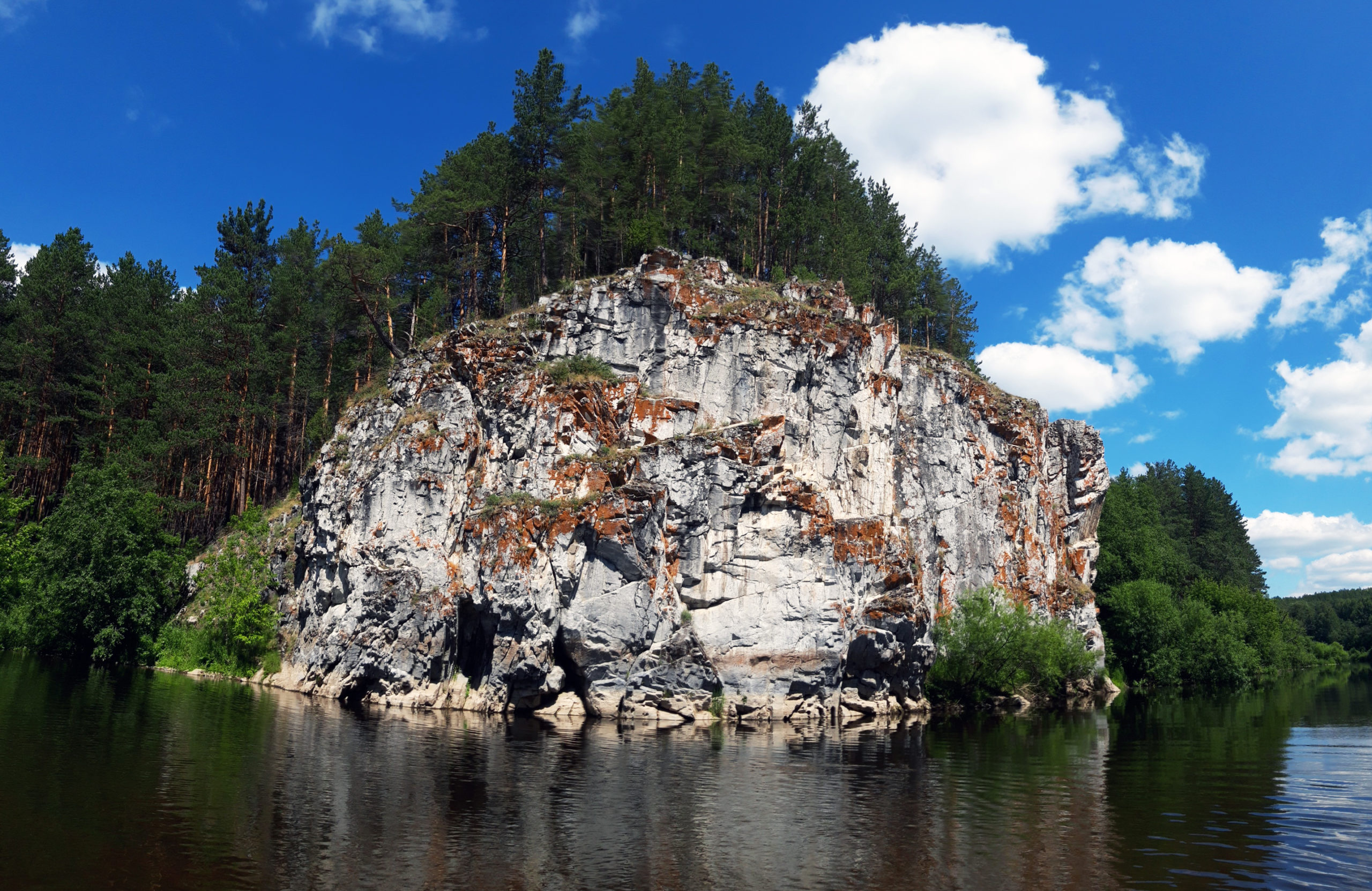 Безымянная известняковая скала на реке Реж между Першино и Голендухино