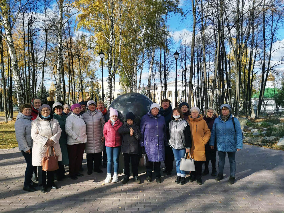 Туристы из Алапаевска в Центральном парке Режа во время экскурсии по городу