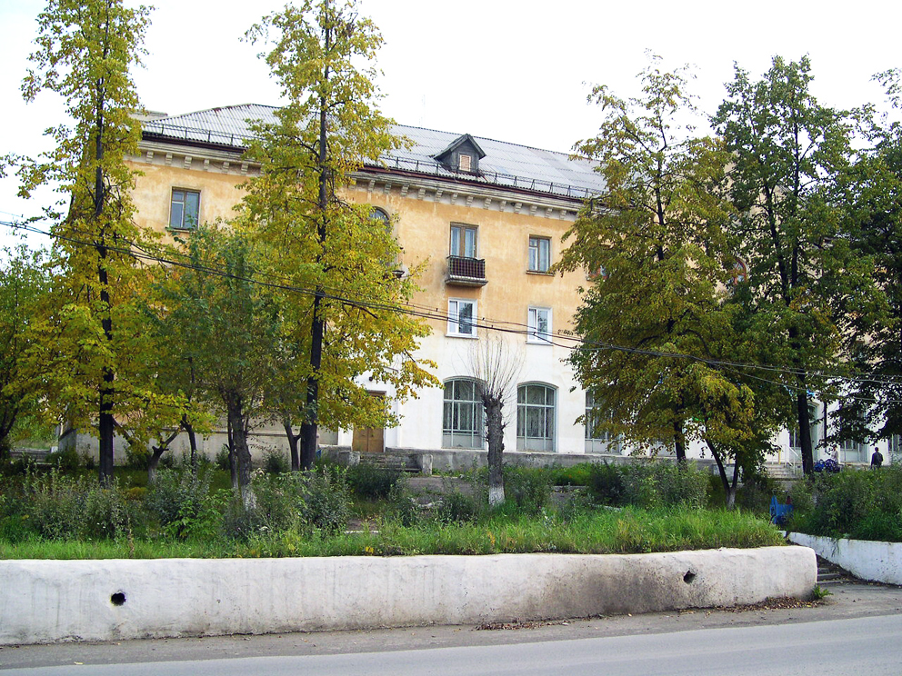 Первый в Реже 3этажный дом, построенный в поселке Быстринский в 1956 году в стиле советского классицизма